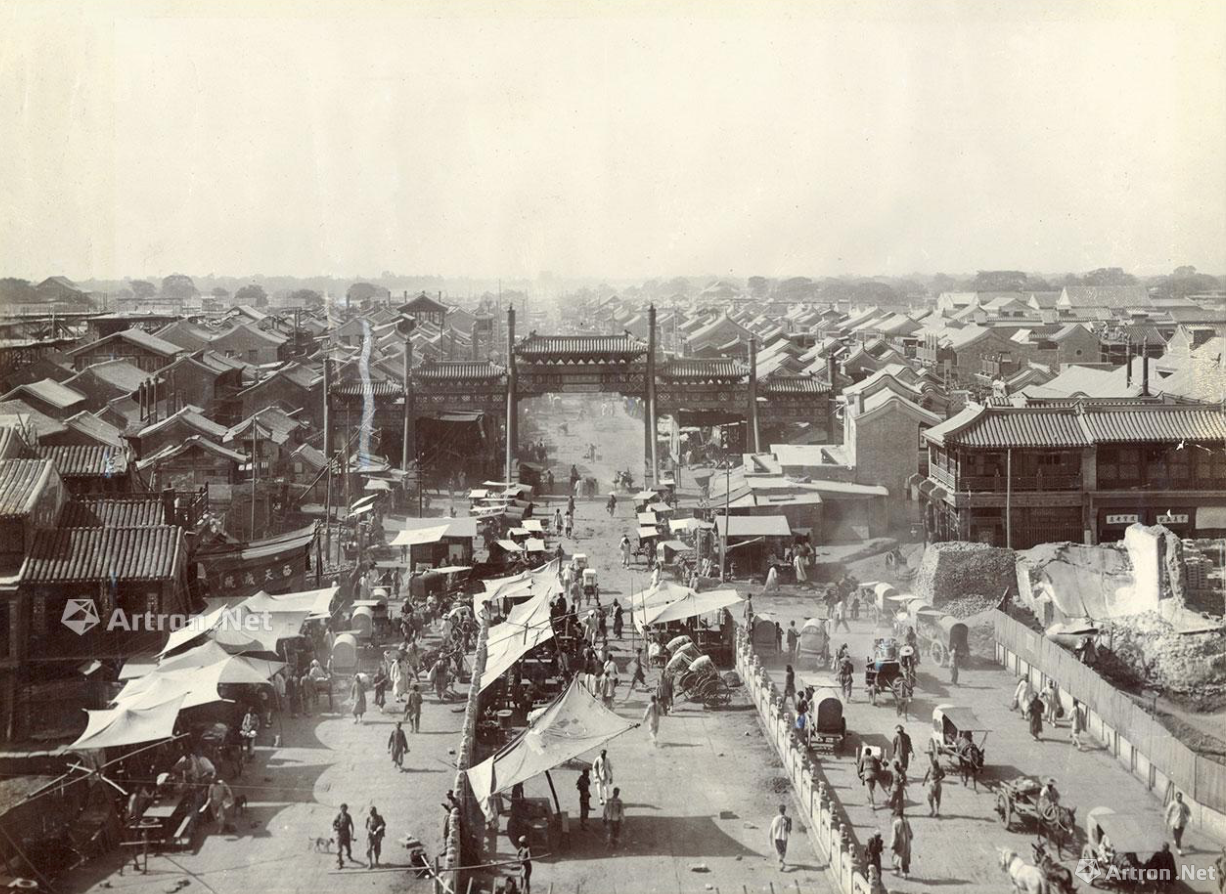 北平的前门大街这是1901年前后的一张照片,它只有两张,其实很不起眼