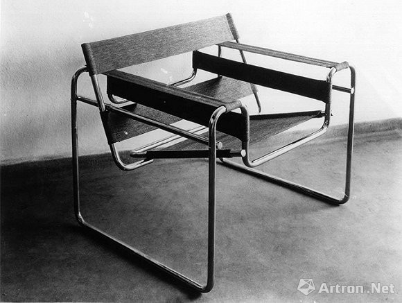 马歇·布劳耶(marcel breuer)于1925-26年在包豪斯设计了瓦西里椅