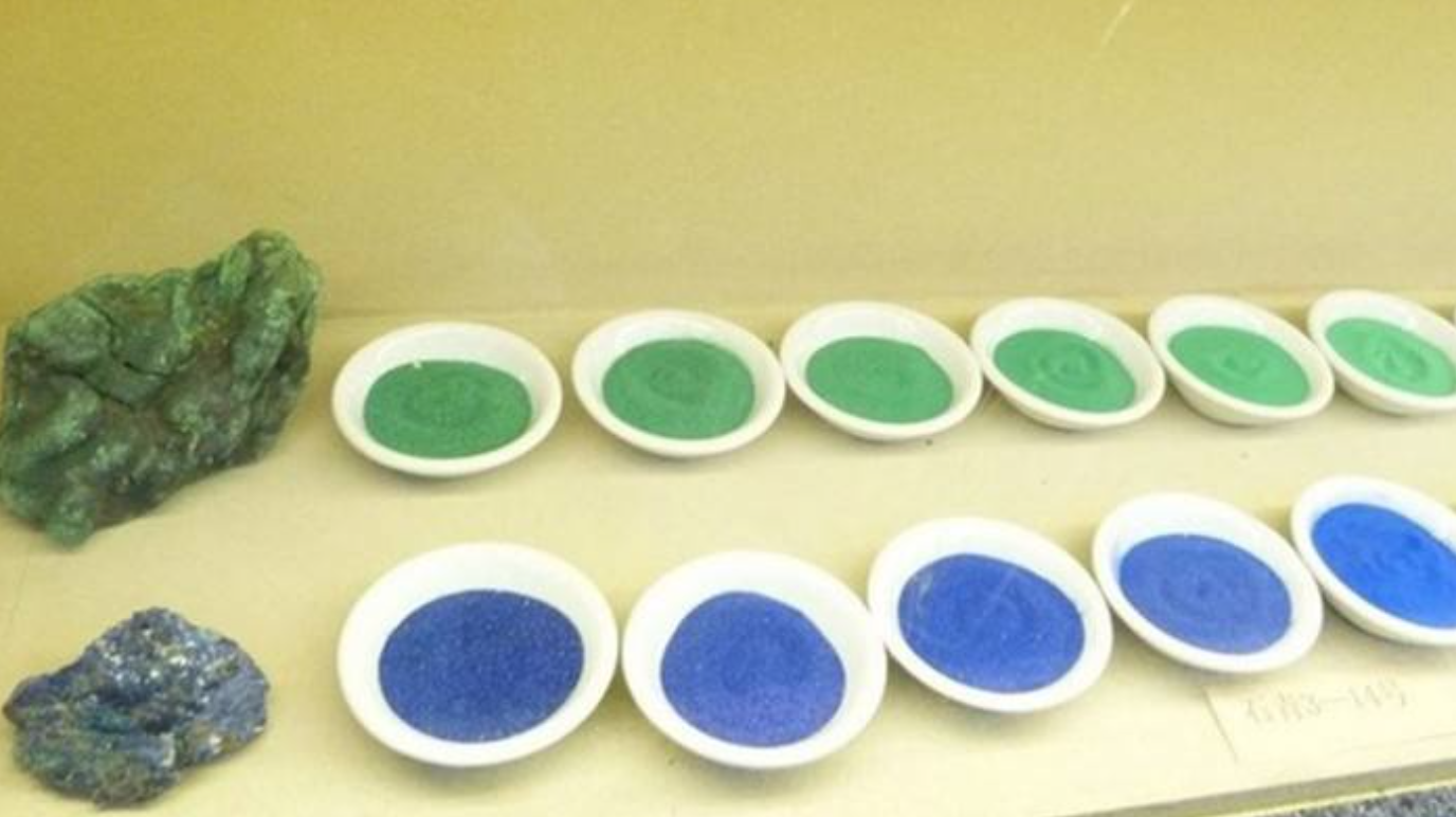 矿物颜料:石绿(上)石青(下)现在用的颜料是比较好的,是石青和石绿,石